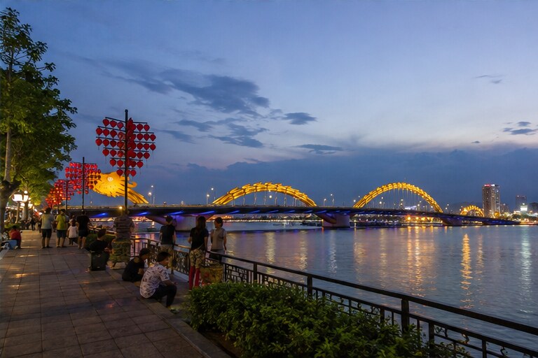 Река Хан и Dragon Bridge — характерная деталь